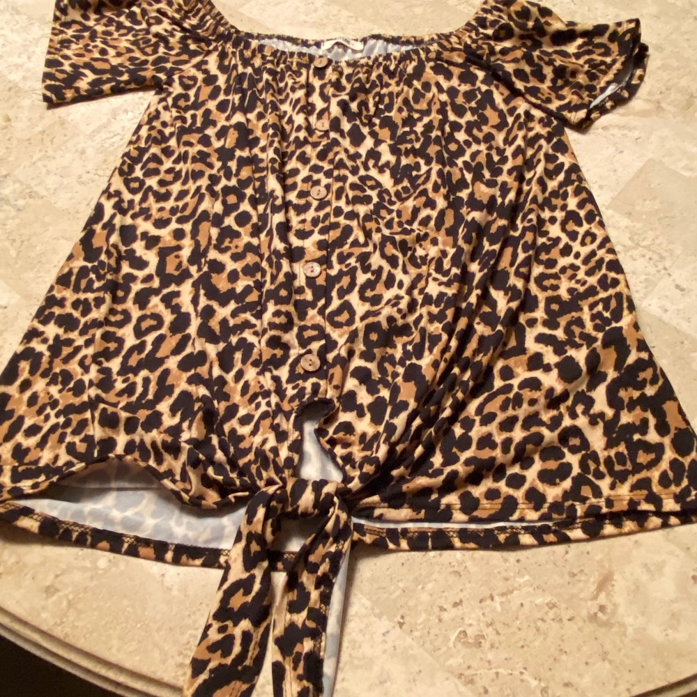 NWOT LEOPARD PRINT BUTTON UP TIE FRONT SS SHIRT